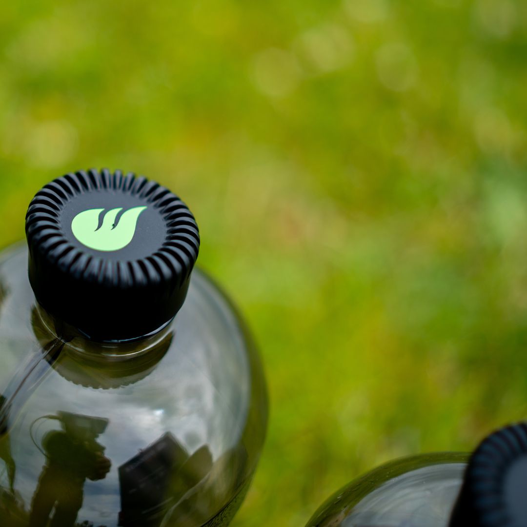 Work-Out herbruikbare zwarte drinkbus van 2 liter met logo, staand met focus op de dop